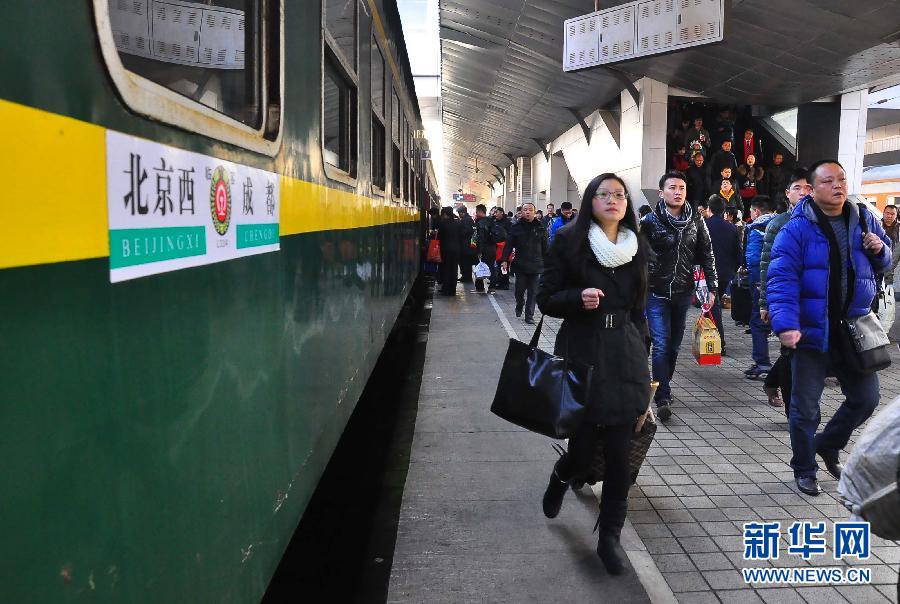 客流高峰漸至 實(shí)拍各地全力備戰(zhàn)春運(yùn)