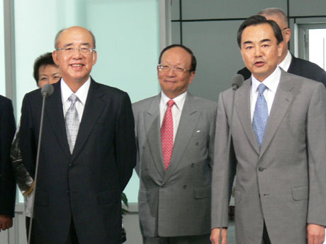 吳伯雄率團抵湘參加兩岸經貿文化論壇