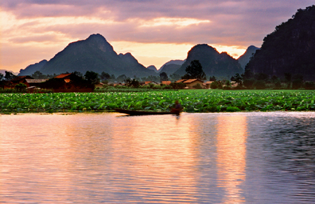 云南文山丘北普者黑：水上田園映池塘