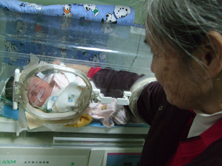 宜賓一公廁外驚現男棄嬰 被晨練群眾救下 