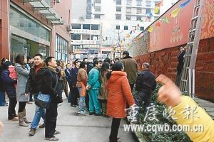 重慶一高樓飄下數十張百元鈔票引百人爭搶(圖)
