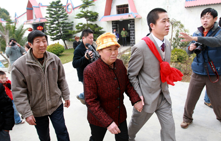 云南“許霆”何鵬：從無期改8年半