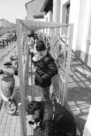 蘇州一車票代售處給排隊者設鐵籠稱防插隊(圖)