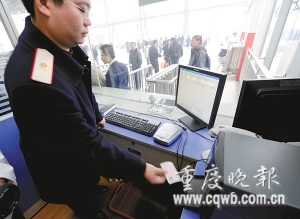 記者體驗：春運第一天購票多花5秒 驗票耗時10秒