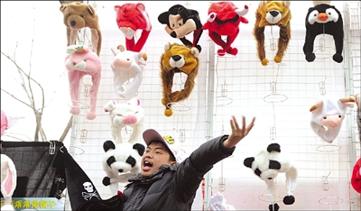 廟會(huì)謝幕攤主狂甩(組圖)