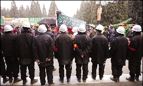 廟會(huì)謝幕攤主狂甩(組圖)