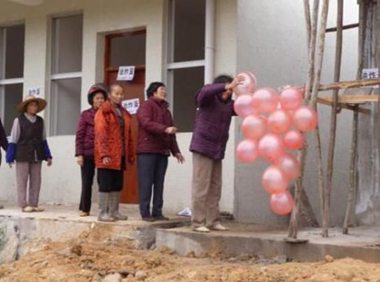 廣東化州農民用行為藝術抗議政府租地