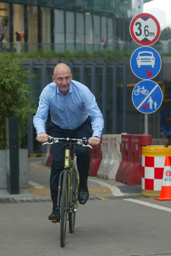 挪威領事體驗廣州交通 探討城市低碳生活方式