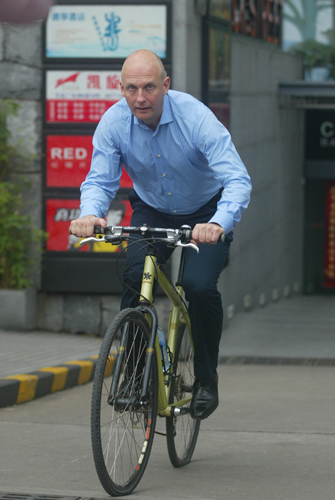 挪威領事體驗廣州交通 探討城市低碳生活方式