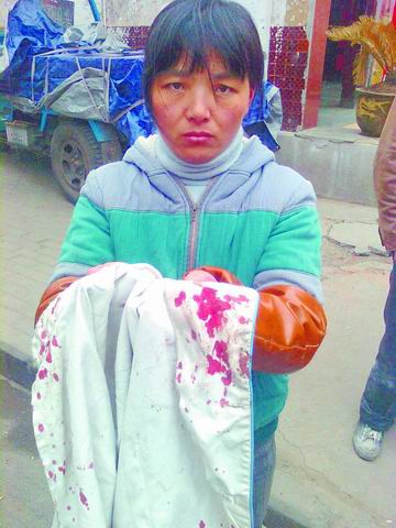 鄭州城管掄起凳子砸店主頭 殘暴行為引起公憤