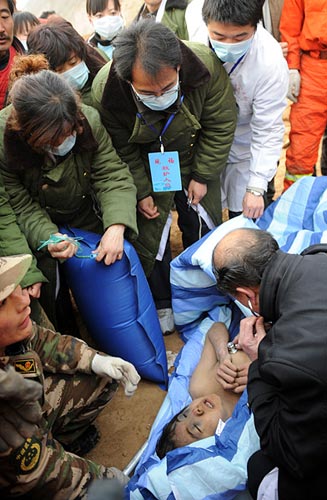 陜西山體滑塌共27人遇難 男孩被埋54小時(shí)生還