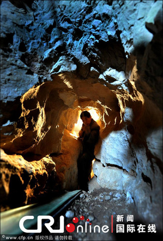 云南遭遇大旱 焦渴無奈地縫覓水(組圖)