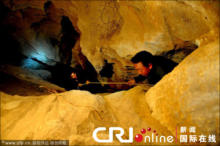 云南遭遇大旱 焦渴無(wú)奈地縫覓水(組圖)