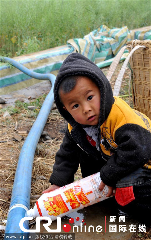 云南遭遇大旱 焦渴無(wú)奈地縫覓水(組圖)