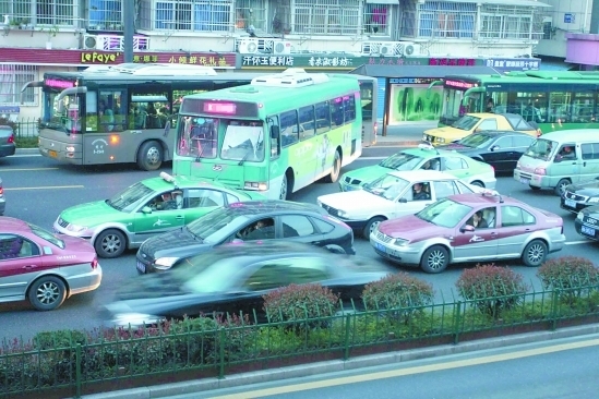 公交車左轉，通氣多了