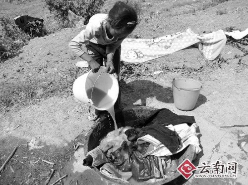 云南旱區(qū)裂縫能伸手掌 10小時(shí)拉趟水急哭村民