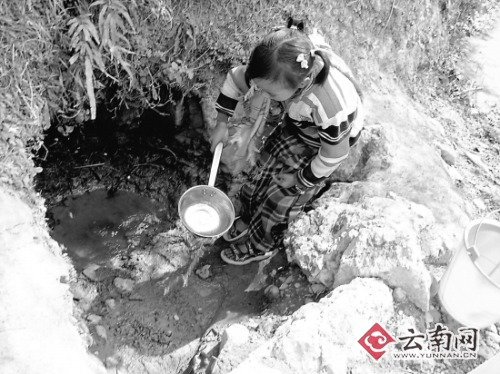 云南旱區(qū)裂縫能伸手掌 10小時(shí)拉趟水急哭村民