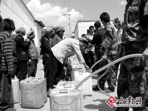 云南旱區(qū)裂縫能伸手掌 10小時(shí)拉趟水急哭村民