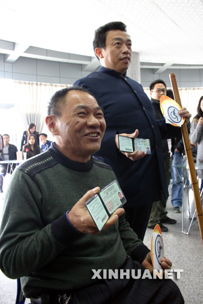 成都發(fā)出我國(guó)首批殘疾人專(zhuān)用駕駛證