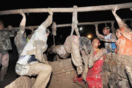 孕婦身陷泥潭4天 武漢警方14小時(shí)生死營(yíng)救