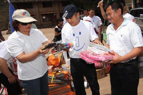 李連杰壹基金云南旱區獻愛心