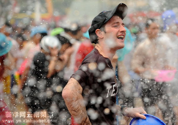 西雙版納歡樂潑水節