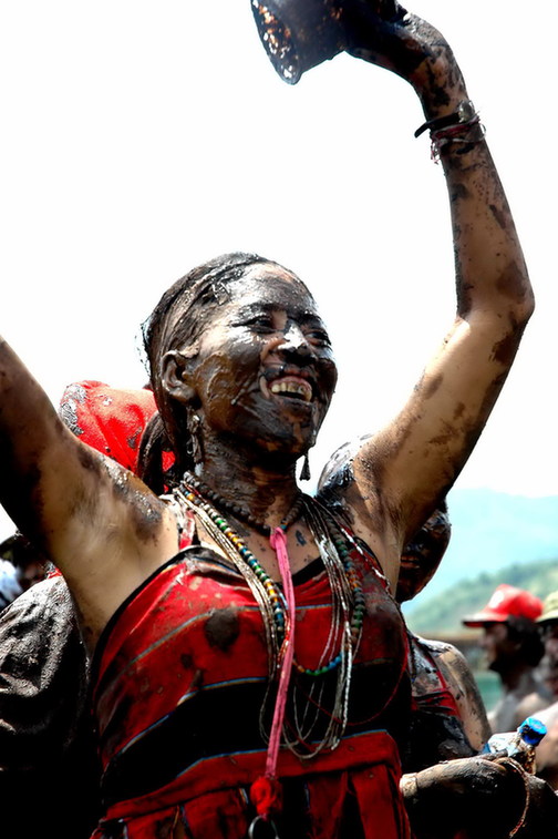 云南佤族狂歡“摸你黑”（組圖）