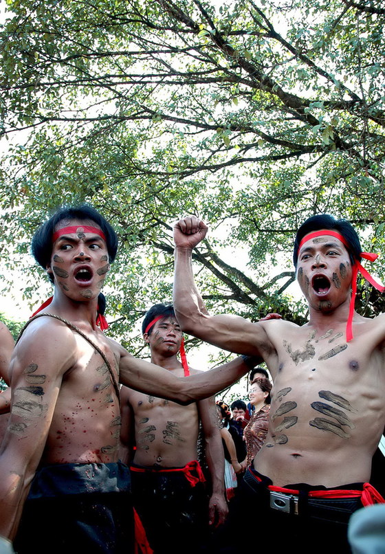 云南佤族狂歡“摸你黑”（組圖）