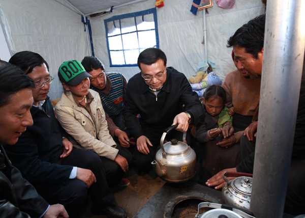 李克強(qiáng)在玉樹地震災(zāi)區(qū)考察并主持召開災(zāi)后重建現(xiàn)場(chǎng)辦公會(huì)