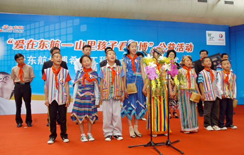 東航愛心專機送云南希望工程學子看世博