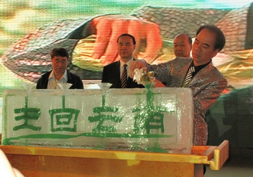 中國(昆明)國際翡翠玉石珠寶交易會(huì)開幕