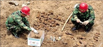 北京小區工地內挖出300余枚炸彈(組圖)