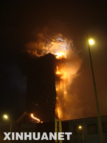 央視新址過火配樓開拆外墻玻璃(組圖)