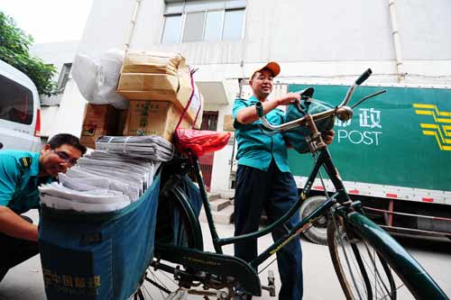 中國面孔：鄉村路上快樂的綠色自行車