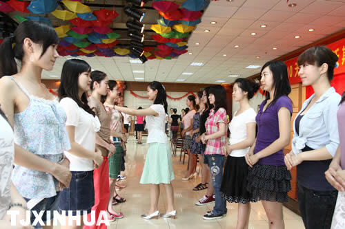 “資深”志愿者指導(dǎo)達(dá)沃斯禮儀服務(wù)志愿者新成員