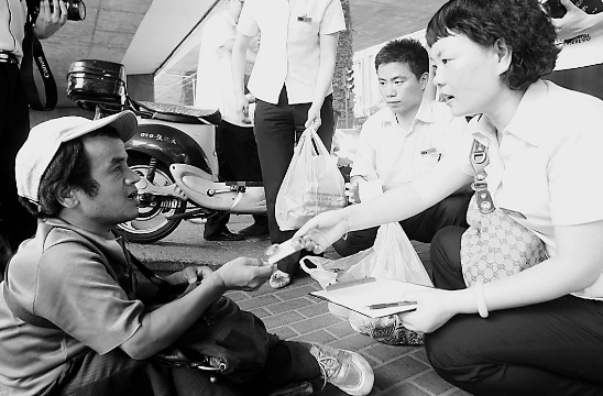 杭州市救助管理站工作者上街給流浪乞討者送清涼