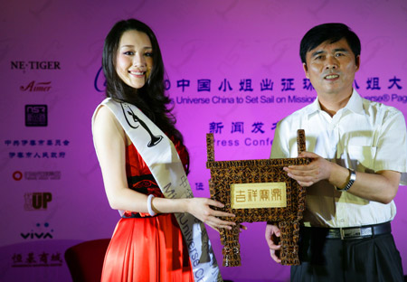 唐雯代表中國攜國家禮物啟程赴美參加59屆環球小姐總決賽