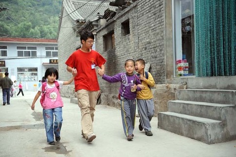 在山區(qū)揮灑青春的汗水