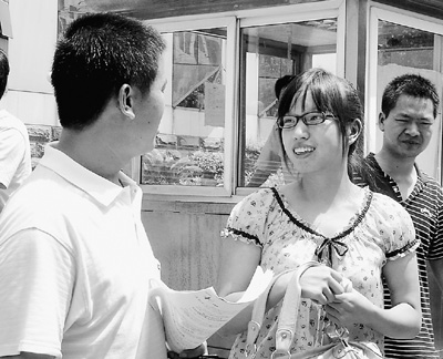 羅彩霞走出法庭后流淚 稱希望事情就此結束(圖)