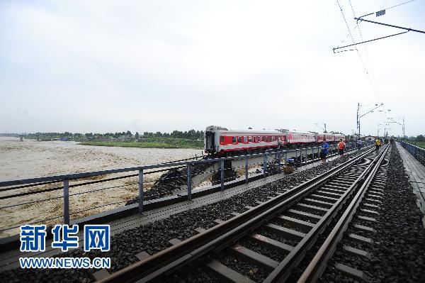 洪水沖垮寶成線一鐵路橋　無人員傷亡
