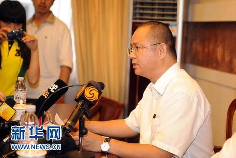 伊春飛機失事新聞通氣會 河南航空高管鞠躬道歉