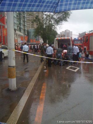 沈陽(yáng)萬(wàn)達(dá)廣場(chǎng)發(fā)生火災(zāi)致9死9傷 墻體爆裂(圖)