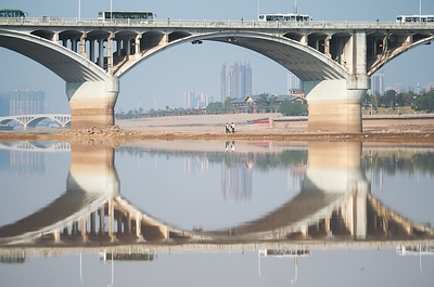 湘江水位每小時降1厘米裸露河床日益擴張