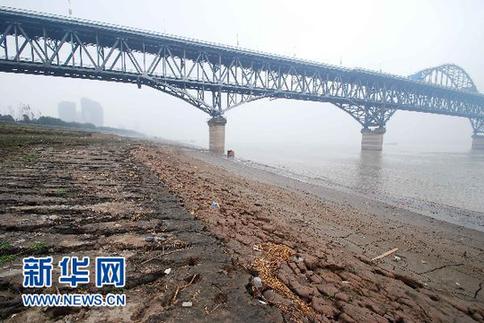 長江九江段水位持續(xù)下降(圖)