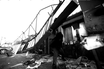 北京遭遇8級大風(fēng)吹襲 數(shù)百平米屋頂被掀翻