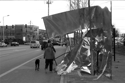 北京遭遇8級大風吹襲 數百平米屋頂被掀翻