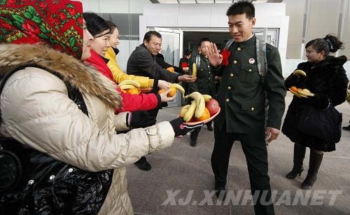 新疆軍區2010年首批新老兵空運工作拉開帷幕