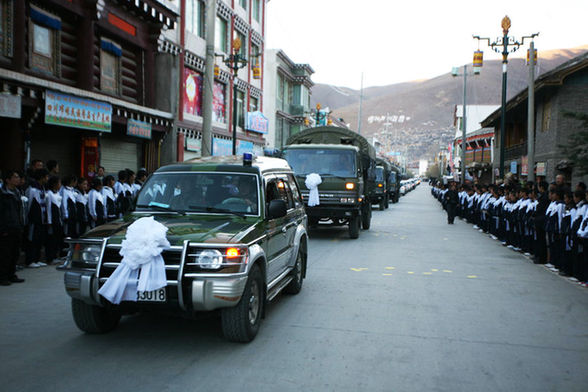 四川甘孜上萬市民送別救火犧牲者(圖)