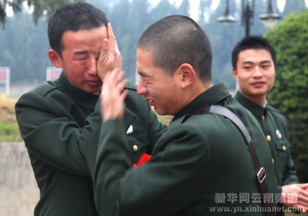 老兵揮淚別戰友