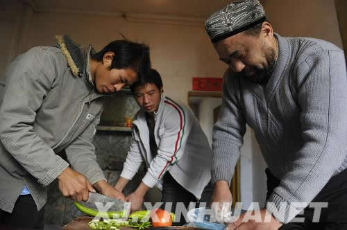 網絡紅人阿里木：30多萬串羊肉串串起的“慈善家”